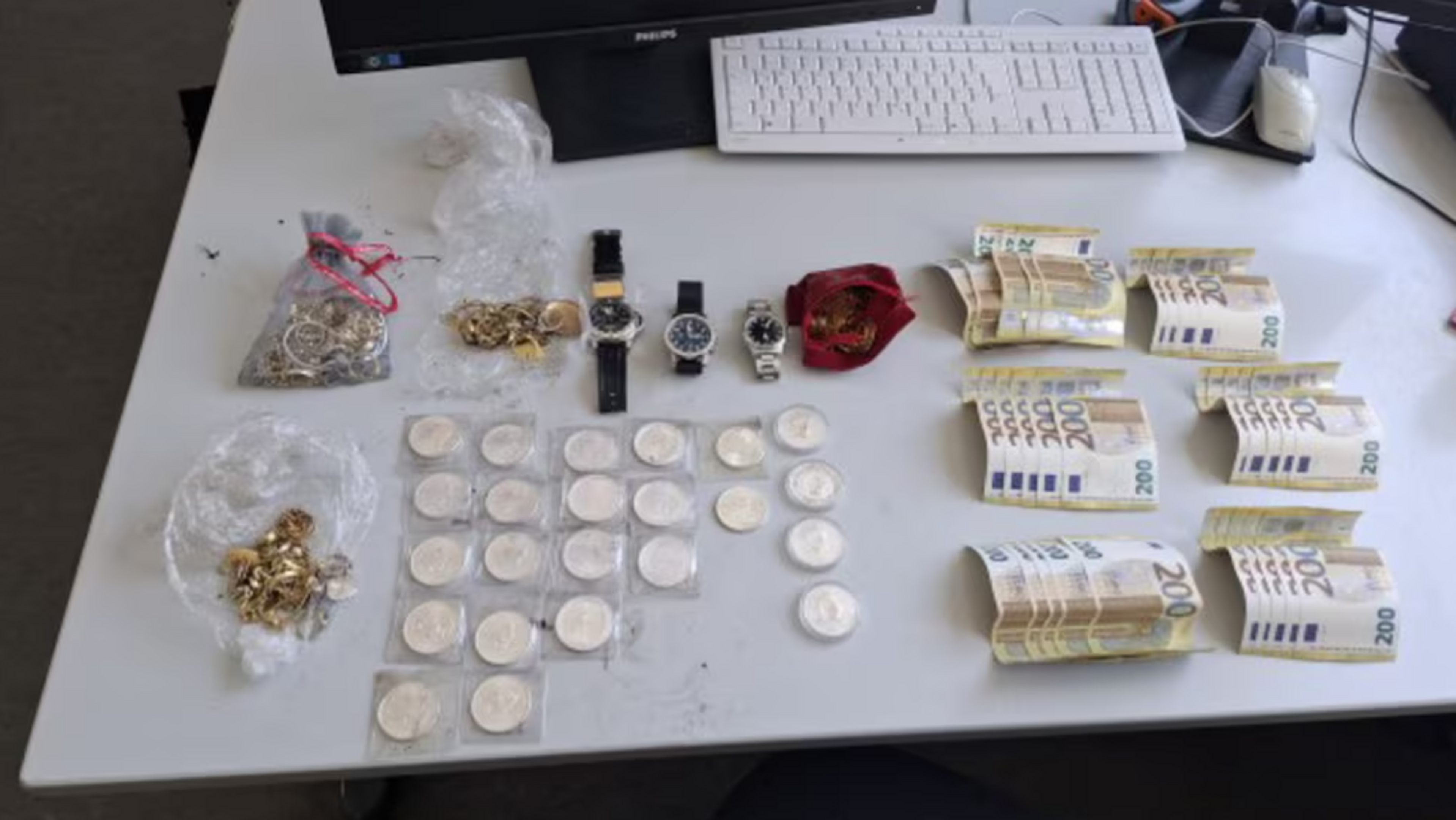 Duitse kleuter graaft gestolen ’schat’ op in zandbak en geeft buit eerlijk aan de politie
